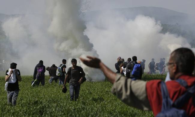 Σοκαρισμένοι οι πρόσφυγες στην Ειδομένη από τη βιαιότητα των Σκοπιανών