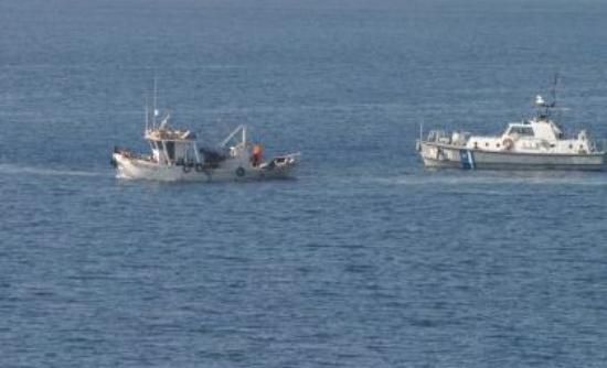 Σύγκρουση αλιευτικού με φορτηγό πλοίο στην Κυλλήνη – Ένας τραυματίας