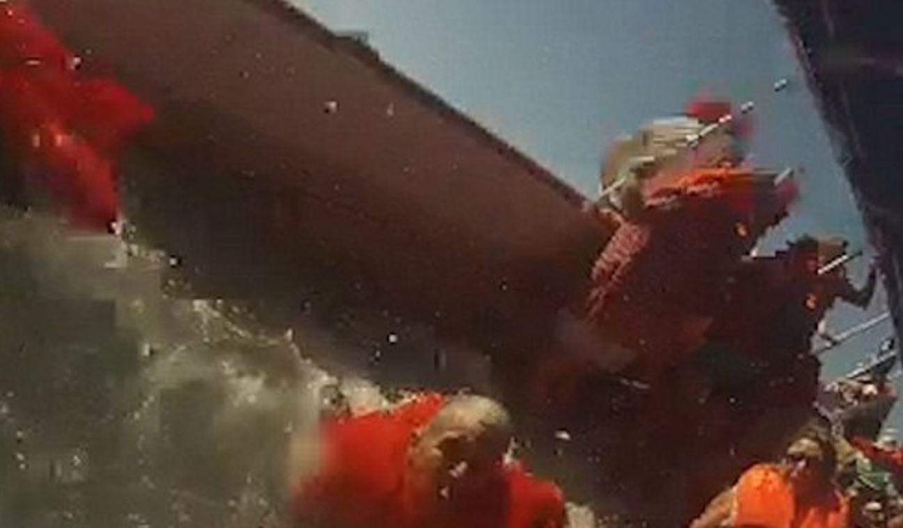 Εικόνες τρόμου-Τουριστικό καταμαράν βυθίζεται – ΒΙΝΤΕΟ