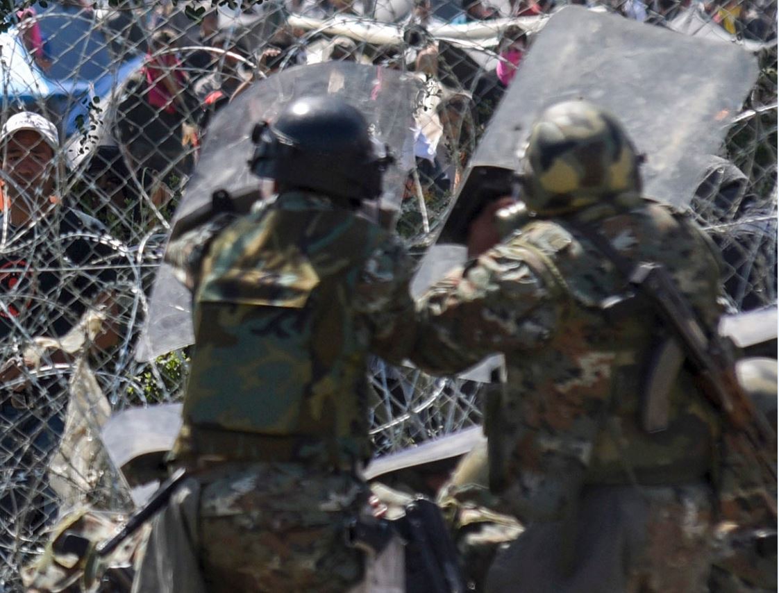 Σκόπια: 15 αστυνομικοί τραυματίστηκαν από τα επεισόδια στην Ειδομένη