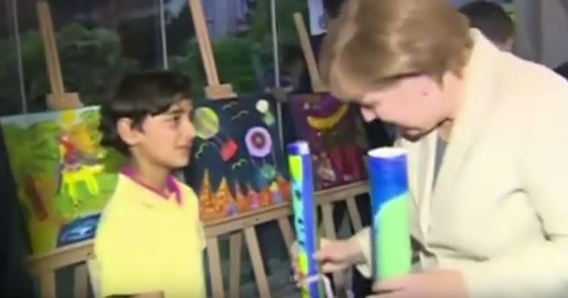 Ο συγκινητικός χαιρετισμός ενός νεαρού πρόσφυγα στην Μέρκελ – ΒΙΝΤΕΟ