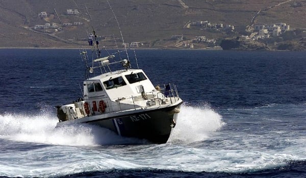 Ένα κανό με δύο άτομα παρασύρθηκε από τα θαλάσσια ρεύματα ανοικτά της Βάρκιζας – ΤΩΡΑ