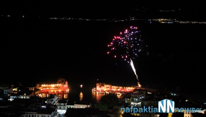 Πλήθος κόσμου στην περιφορά των Επιτάφιων στη Ναύπακτο – ΒΙΝΤΕΟ