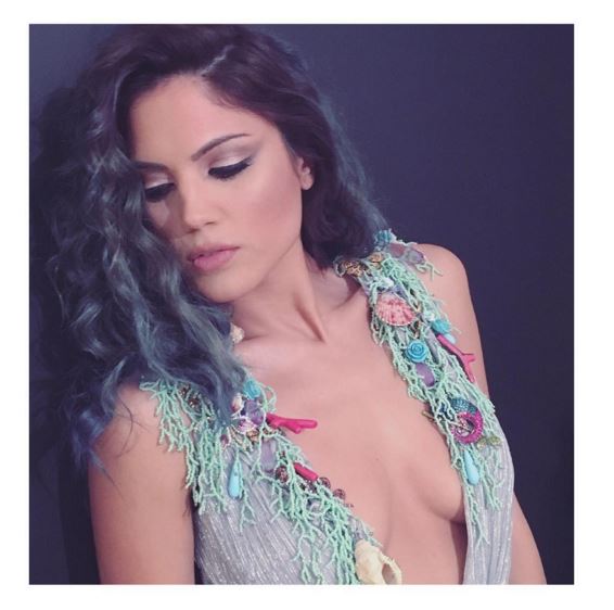 Το βαθύ ντεκολτέ της Συνατσάκη στο Madwalk – ΦΩΤΟ