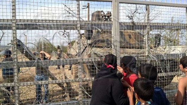 Πρόσφυγες διαμαρτύρονται στα σύνορα με τα Σκόπια – ΦΩΤΟ