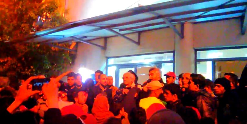 «Εμείς συντάξαμε το φυλλάδιο στα αγγλικά που μοιράστηκε στους πρόσφυγες στο λιμάνι του Πειραιά»