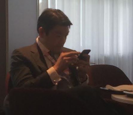 Ο Κορεάτης σύμβουλος του Βαρουφάκη στο Άμστερνταμ για το Eurogroup – ΦΩΤΟ