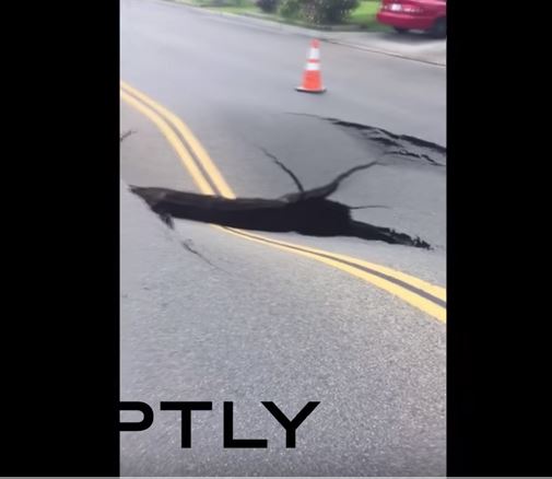 Η τρομακτική στιγμή που η γη “κατάπιε” το οδόστρωμα – ΒΙΝΤΕΟ