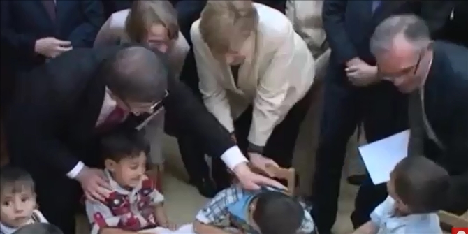 Η Μέρκελ πάει να αγκαλιάσει μικρό πρόσφυγα και αυτός την αποφεύγει – BINTEO