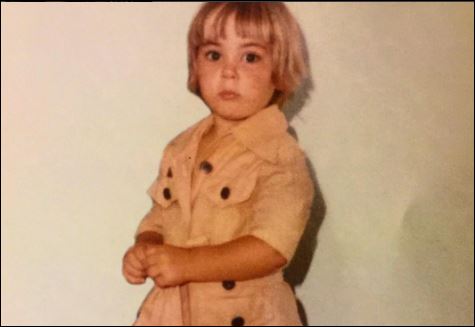 Aναγνωρίζετε την πασίγνωστη τραγουδίστρια; – ΦΩΤΟ