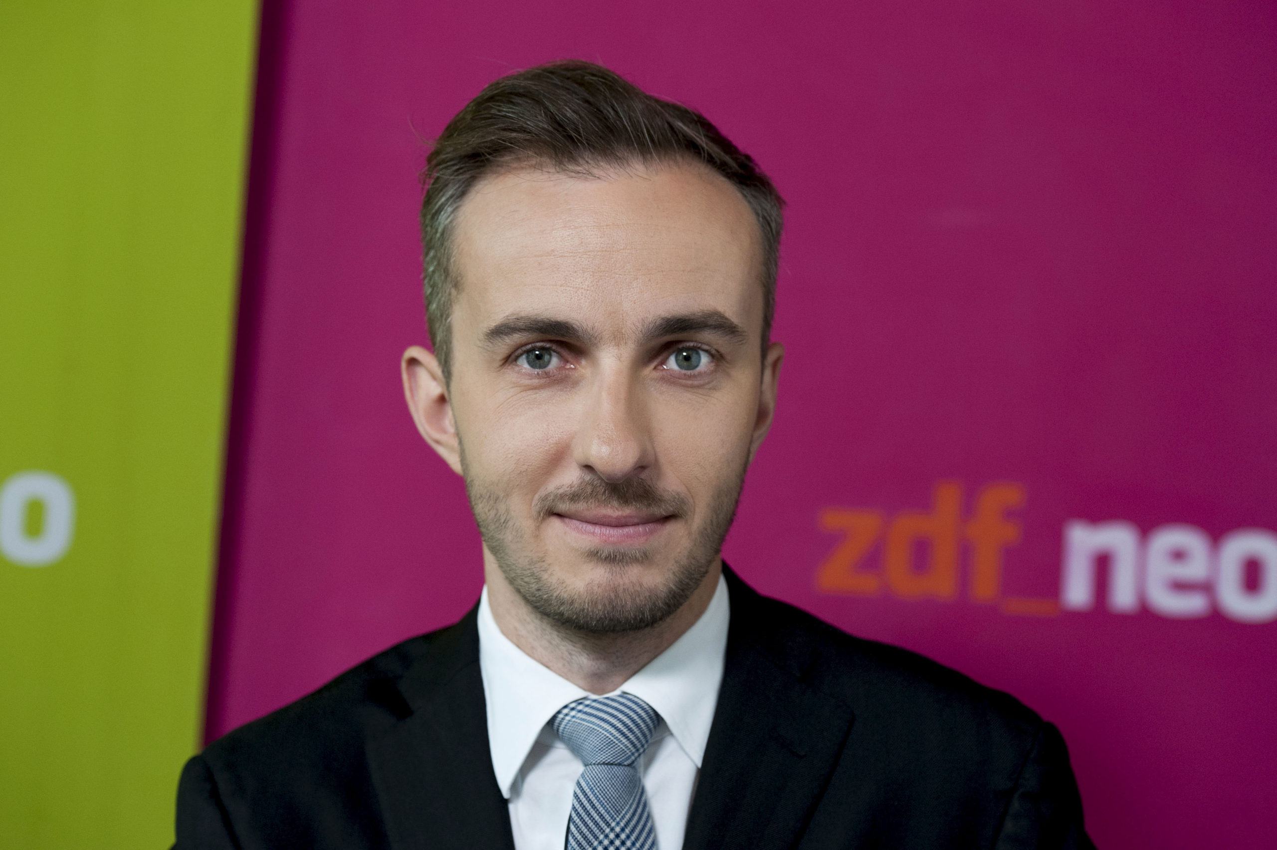 Ο Βαρουφάκης στο πλευρό του Γερμανού κωμικού που σατίρισε τον Ερντογάν