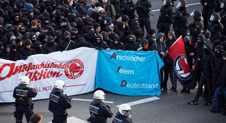 400 συλλήψεις σε διαδήλωση κατά των ευρωσκεπτικιστών στη Στουτγκάρδη – ΒΙΝΤΕΟ