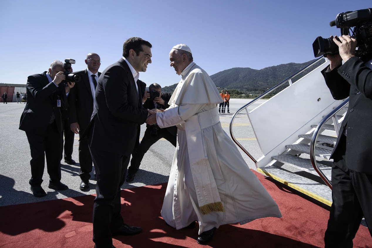 Νέες ΦΩΤΟ από την υποδοχή του Πάπα στη Λέσβο