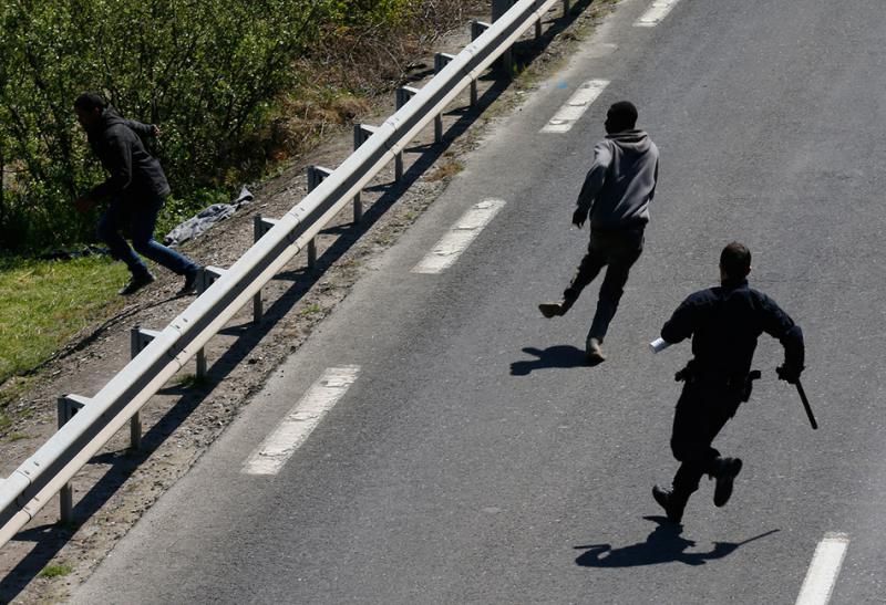 Νύχτα επεισοδίων στο Καλαί – ΦΩΤΟ