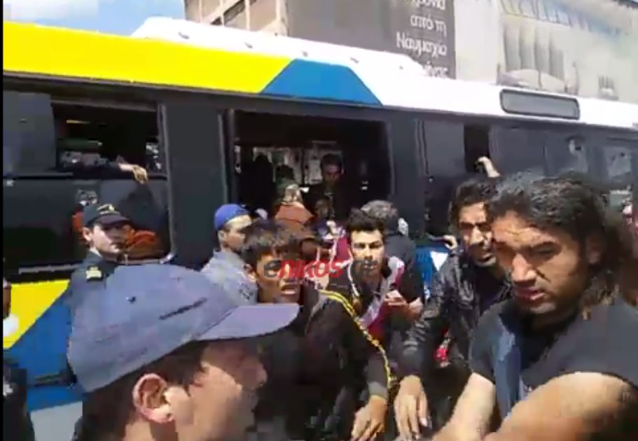 Ένταση μεταξύ προσφύγων κατά την επιβίβαση στο λεωφορείο για Σκαραμαγκά – ΒΙΝΤΕΟ
