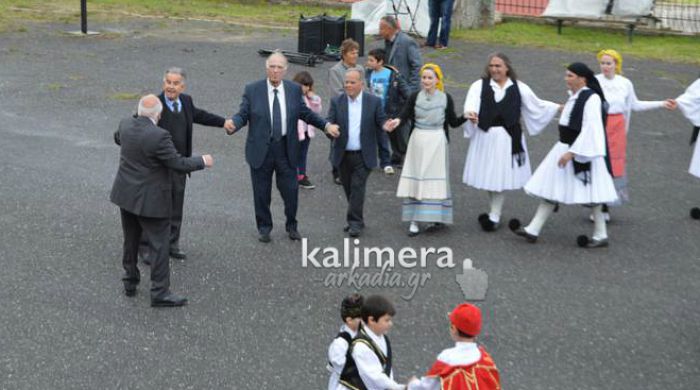 Ο Βασίλης Λεβέντης έσυρε το χορό στο χωριό Πάπαρι – ΒΙΝΤΕΟ