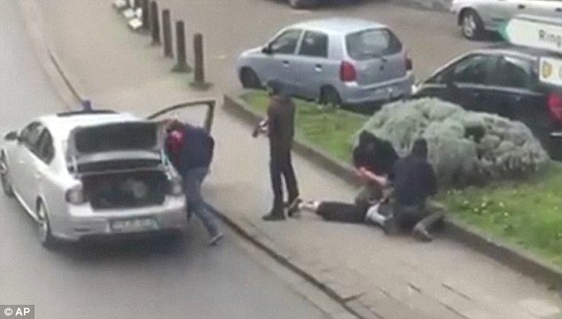 Η στιγμή που συνελήφθη ο τρομοκράτης του Παρισιού και των Βρυξελλών – ΒΙΝΤΕΟ