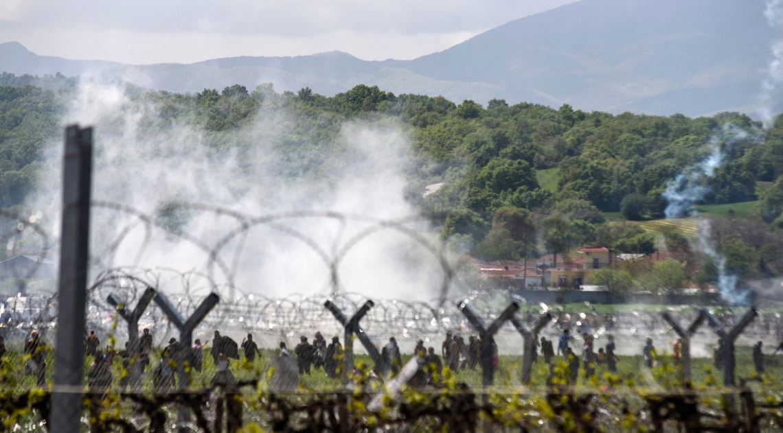 Συνεχίζονται οι ρίψεις δακρυγόνων στην Ειδομένη από τους Σκοπιανούς αστυνομικούς