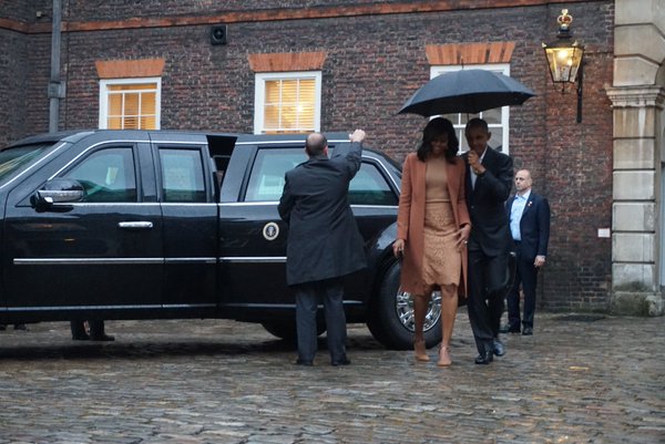 Ποιον γνώρισε ο Ομπάμα στο παλάτι του Κένσινγκτον; – ΦΩΤΟ