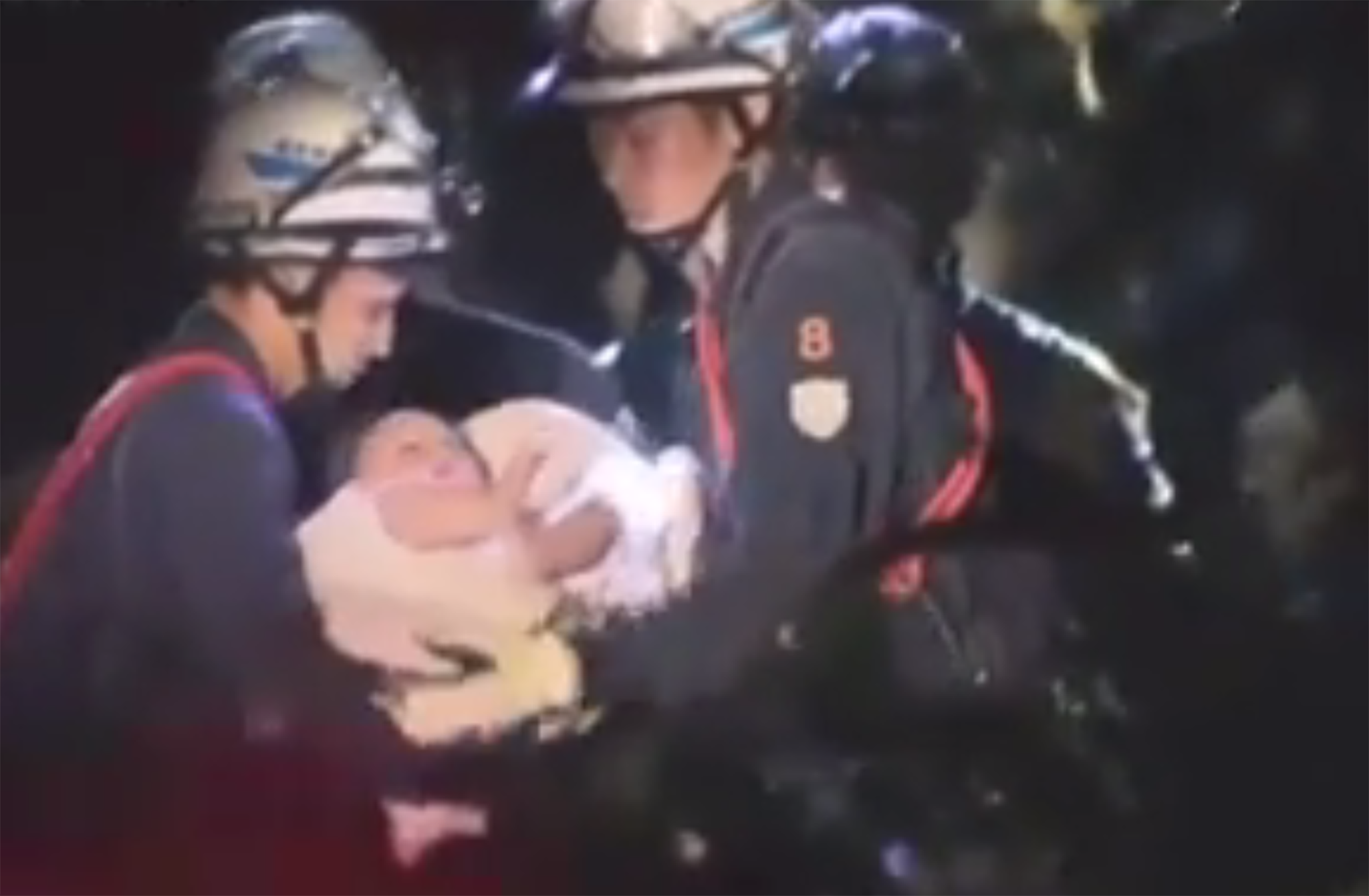 Βίντεο – σοκ: Bρέφος ανασύρεται ζωντανό μετά τον ισχυρό σεισμό στην Ιαπωνία