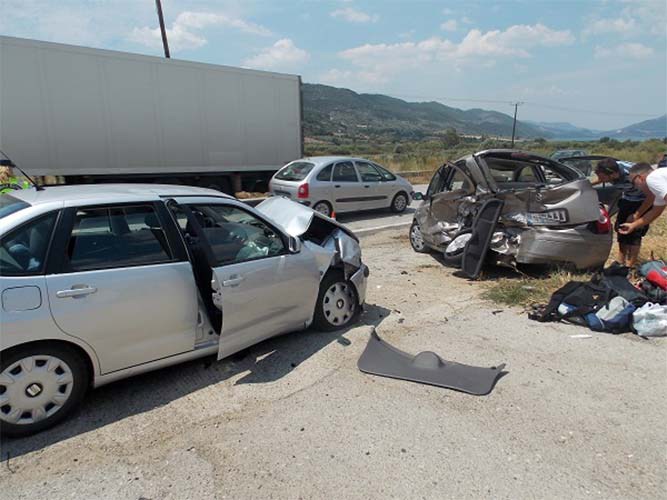 Σοβαρό τροχαίο στα Τέμπη με τρεις τραυματίες