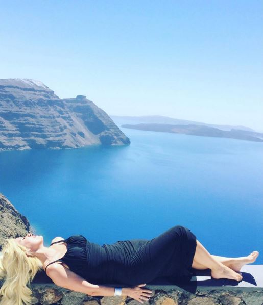 H Mενεγάκη πήγε στη Σαντορίνη – ΦΩΤΟ