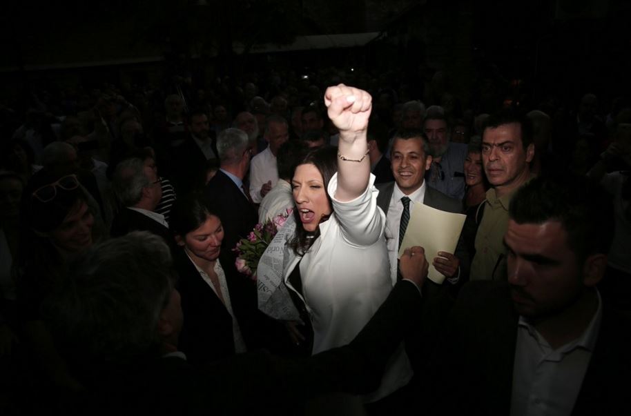 Η ΦΩΤΟ με την υψωμένη γροθιά της Κωνσταντοπούλου