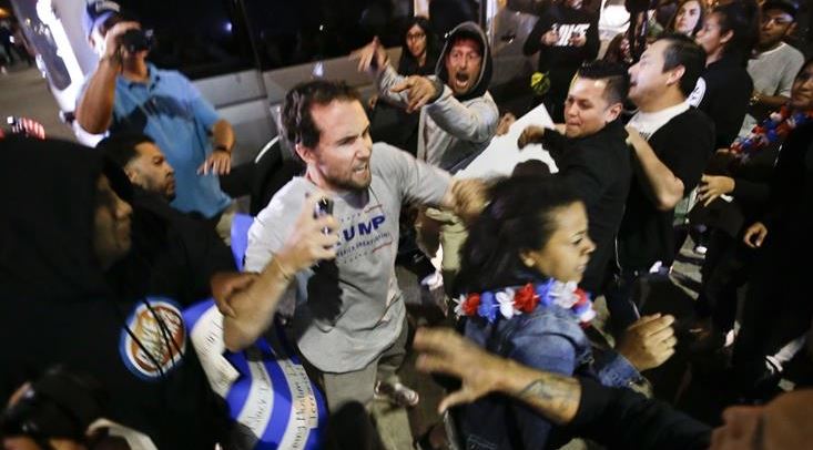 Εκατοντάδες διαδηλώνουν κατά του Τραμπ στο Σαν Φρανσίσκο