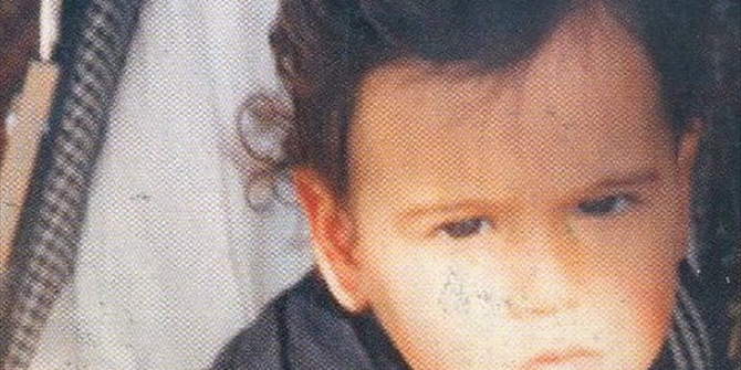 Ποιος διάσημος παρουσιαστής είναι ο πιτσιρικάς της φωτογραφίας;