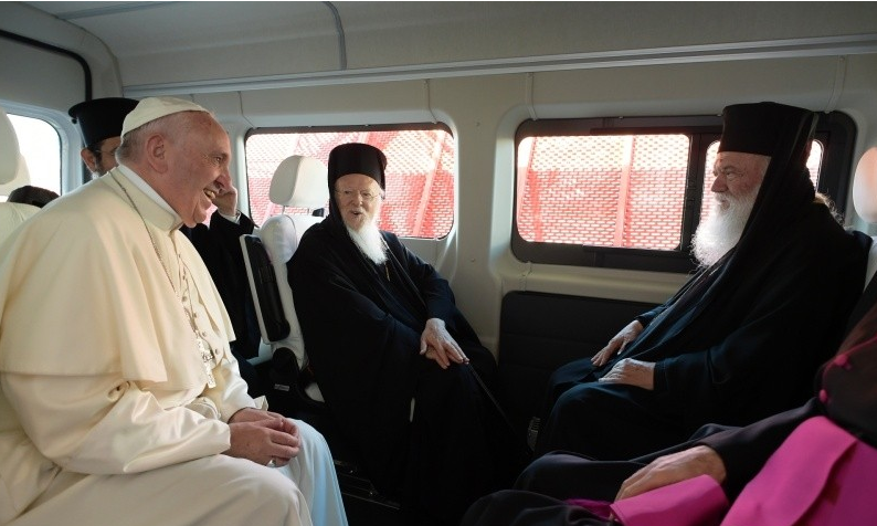 Στην προσωπική σελίδα του Πάπα 32 φωτογραφίες από την επίσκεψη στη Λέσβο