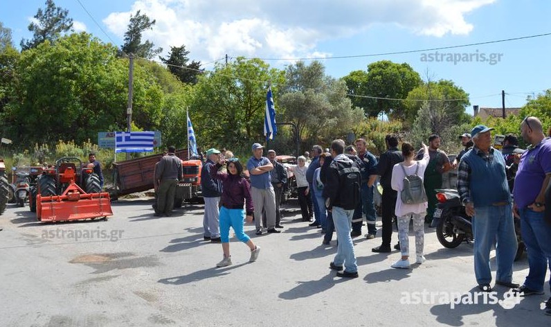 Έκλεισαν με τρακτέρ το δρόμο προς το hot spot της Χίου – ΦΩΤΟ