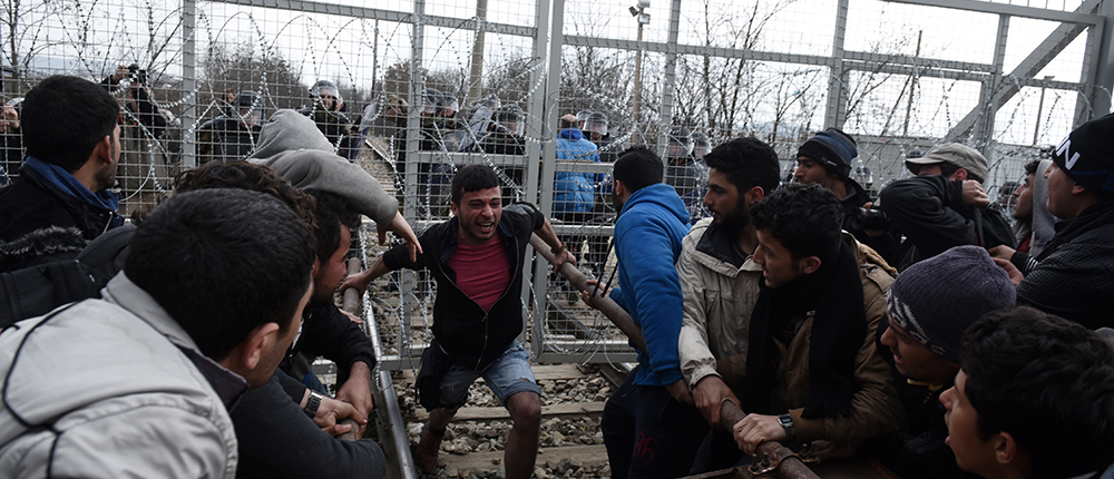 Λιποθυμίες προσφύγων στην Ειδομένη – Με χημικά τους απωθούν οι Σκοπιανοί – ΒΙΝΤΕΟ