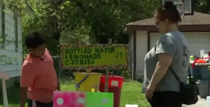ΗΠΑ – 9χρονος πουλάει λεμονάδες για να συγκεντρώσει χρήματα για την υιοθεσία του