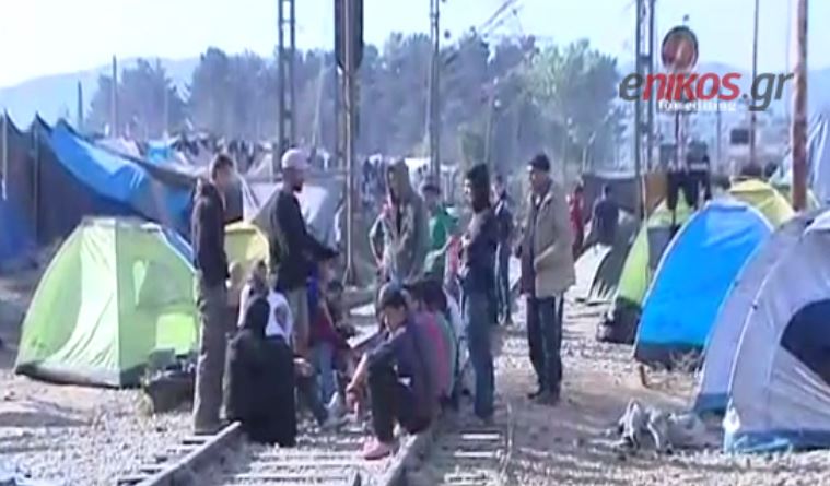 Πρόσφυγες στην Ειδομένη κάθονται πάνω στις ράγες μετά την αστυνομική επιχείρηση – ΒΙΝΤΕΟ