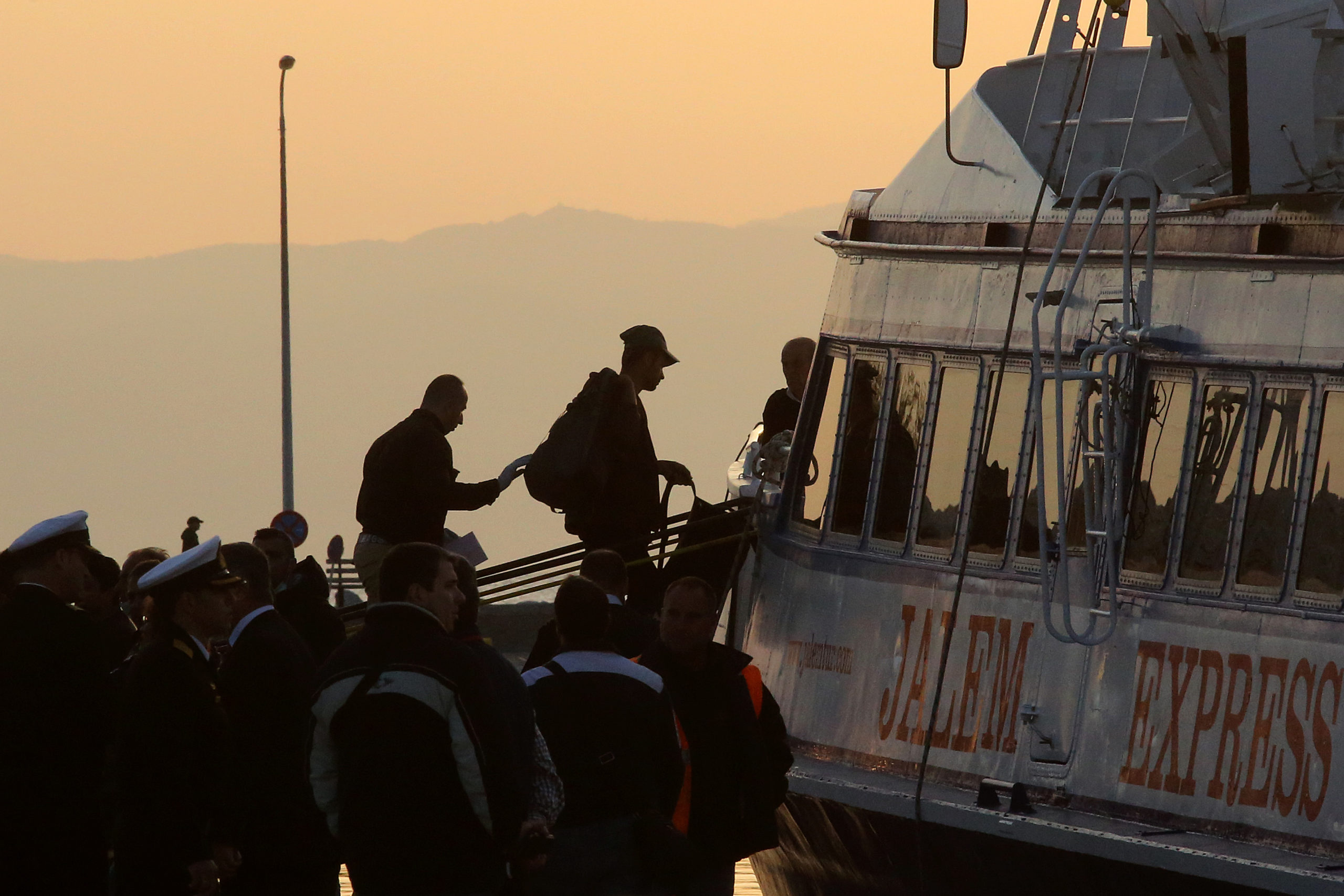 Έφτασε στην Τουρκία το πρώτο πλοίο που μεταφέρει μετανάστες από την Ελλάδα