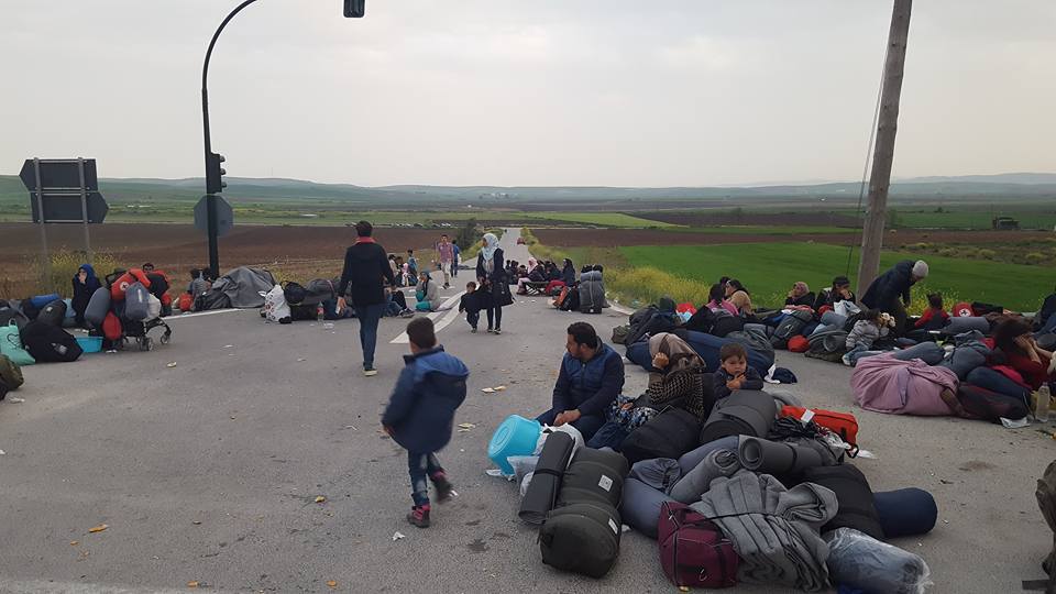 Συνεχίζεται ο αποκλεισμός της εθνικής οδού Λάρισας – Τρικάλων από τους πρόσφυγες