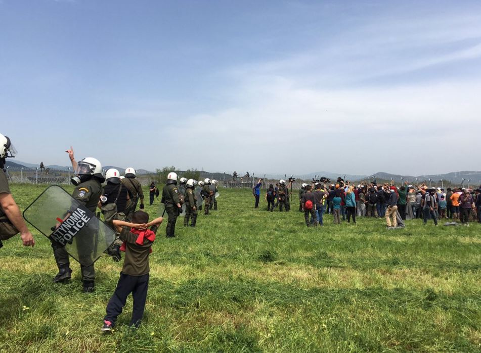 Δυνάμεις των ΜΑΤ μπροστά στον φράχτη της Ειδομένης – ΦΩΤΟ