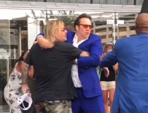 Ο Νίκολας Κέιτζ πιάστηκε στα χέρια με γνωστό τραγουδιστή – ΒΙΝΤΕΟ