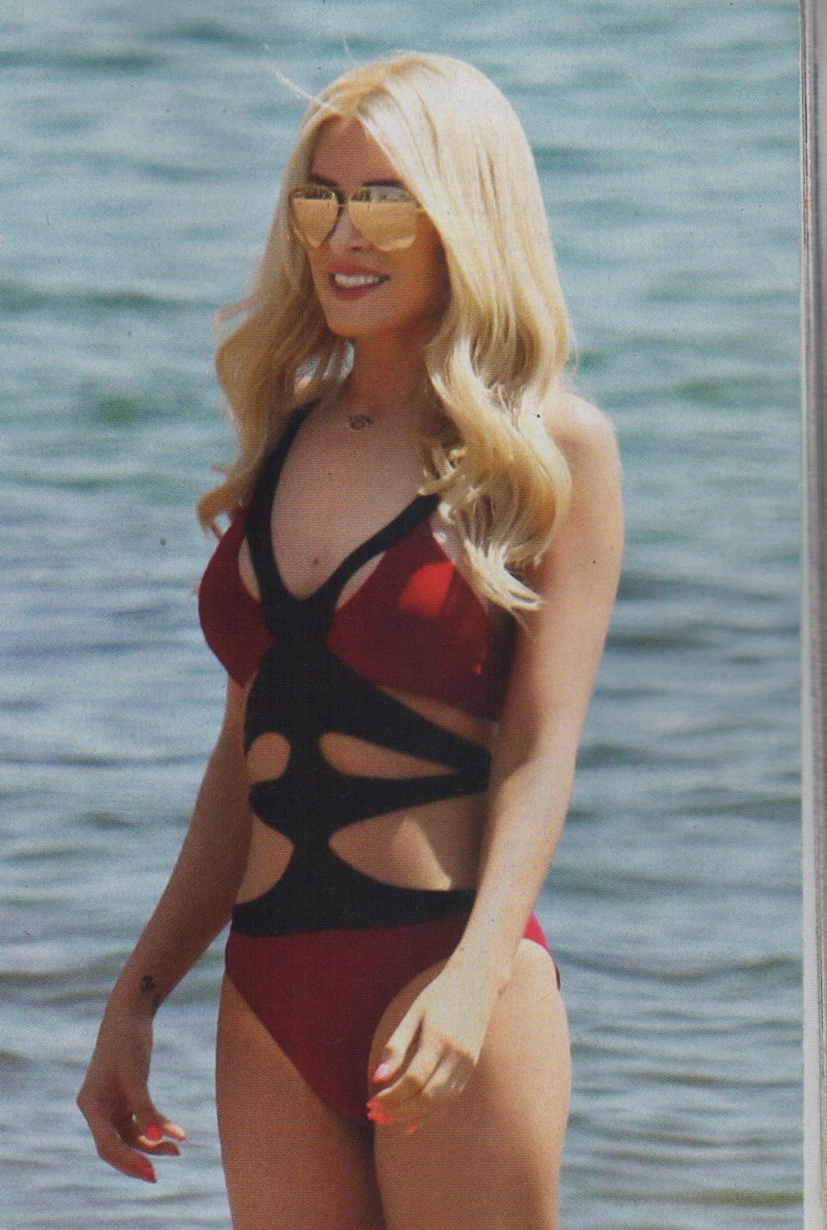 Η πρώτη εμφάνιση της Καινούργιου με μαγιό στην παραλία – ΦΩΤΟ