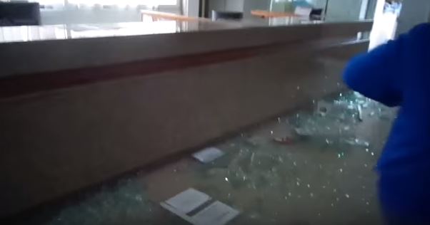 Βίντεο από την επίθεση με μπογιές σε εφορία της Θεσσαλονίκης