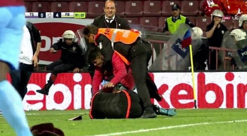 Οπαδός της Τραμπζονσπόρ έδειρε τον διαιτητή του ντέρμπι με τη Φενέρ – ΒΙΝΤΕΟ
