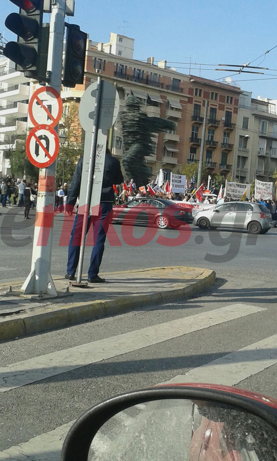 Σε κλοίο διαδηλωτών το Hilton – ΦΩΤΟ – ΤΩΡΑ