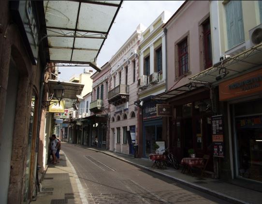 Νωρίτερα θα κλείσουν τα καταστήματα στη Μυτιλήνη λόγω του Πάπα