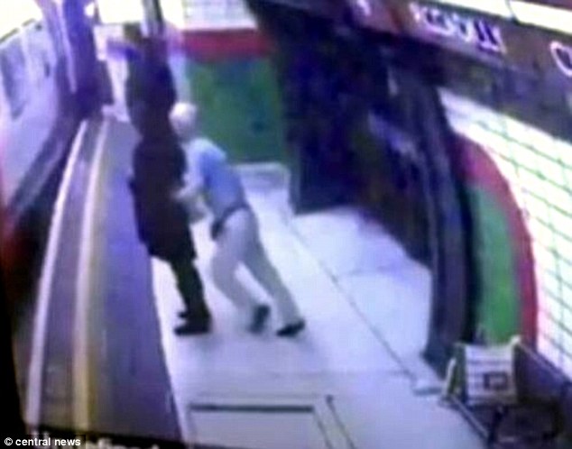 Ο δολοφόνος του μετρό καταγράφεται από κάμερα κλειστού κυκλώματος στο Λονδίνο – ΒΙΝΤΕΟ