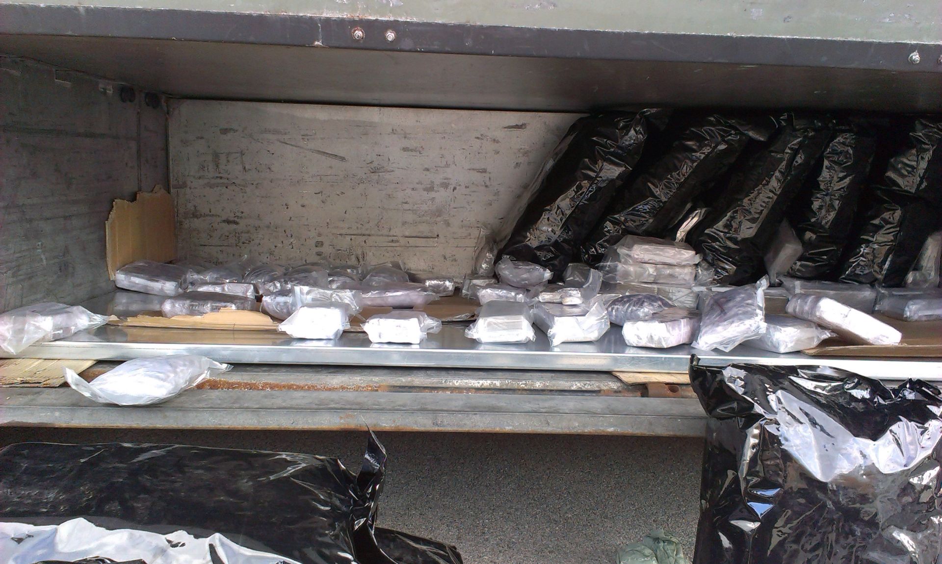 Σκύλος μυρίστηκε 145 κιλά χασίς σε φορτηγό – ψυγείο– ΦΩΤΟ