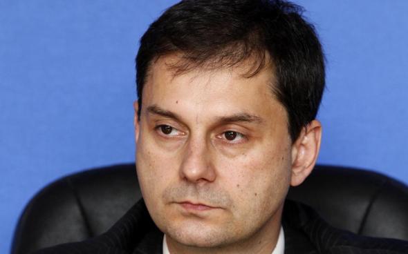 Θεοχάρης: Ο Σκουρλέτης αποδέχεται τις πρακτικές που καταγγέλλει;