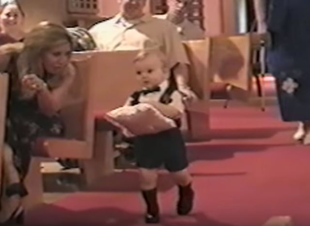 Ο μπόμπιρας που μετέφερε τις βέρες σε γάμο και έγινε viral – BINTEO