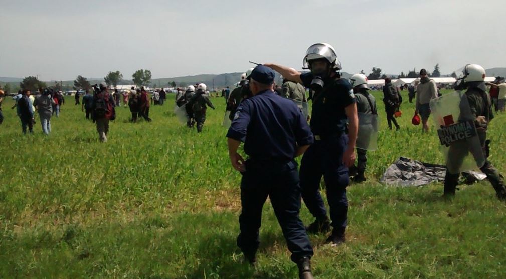 Άνδρες των ΜΑΤ μπροστά στον φράχτη της Ειδομένης – ΦΩΤΟ – ΒΙΝΤΕΟ