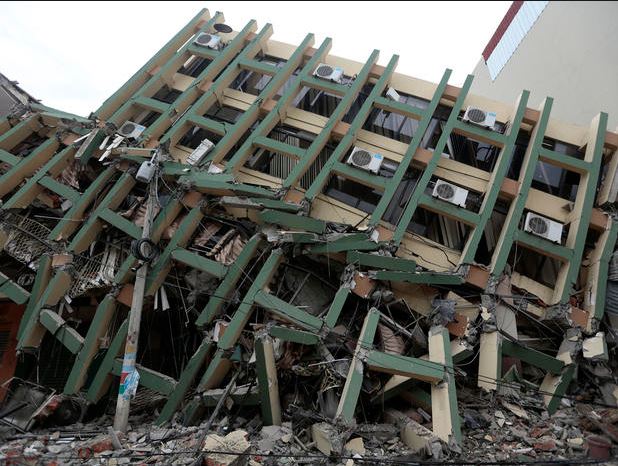 Στους 262 οι νεκροί και στους 2.500 οι τραυματίες στον Ισημερινό