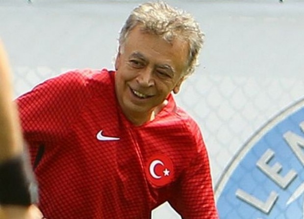 Σάλος στην Κύπρο για τη φωτογραφία του προέδρου της ομοσπονδίας με τη φανέλα της Τουρκίας